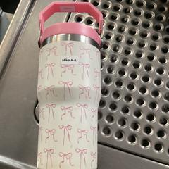 Flaske Term Flasche weiß und rosa, som rapportert av MEININGER Hotel Berlin Alexanderplatz ved bruk av iLost