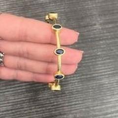 Armbånd gold with blue stones, som rapportert av Hotel Apeldoorn ved bruk av iLost