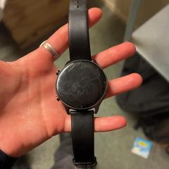 Okos óra black, amint azt KABUL à GoGo / Teatro az iLost segítségével jelentette.