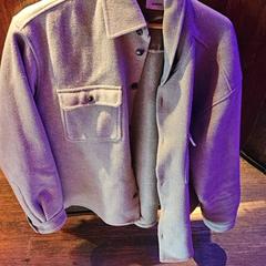 Chaqueta Grey, ha sido reportado por Club Nyx/Exit Café con iLost