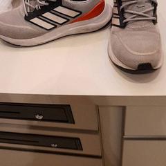 Sko Grijs, rapporterat av Van der Valk Hotel Schiphol med iLost