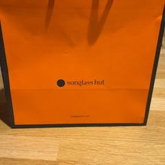 Purchase sunglasshut がiLostで Designer Outlet Roermond によって報告されました