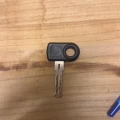 鍵 Black coloured AXA bike key がiLostで KABUL à GoGo / Teatro によって報告されました