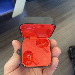 Earphones case. Kaptelefoon laadase  CMF-oordopjes, ako bolo nahlásené iLost