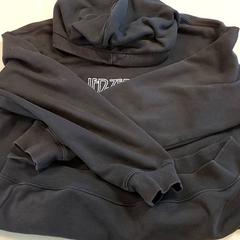 Kleding - Hoodie zwart، كما تم الإبلاغ عنه بواسطة Centraal magazijn عبر iLost