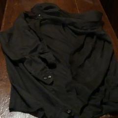 Blúz Zwarte blouse, amint azt Café Leentje az iLost segítségével jelentette.