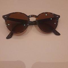 İLost kullanarak Van der Valk Hotel Schiphol tarafından bildirildiği gibi Güneş gözlüğü Rayban bruin