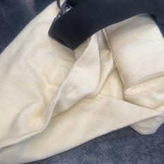 Bébihordozó, amint azt Rotterdam The Hague Airport az iLost segítségével jelentette.