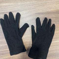 Rukavice Noir QUECHUA, jak nahlášeno CARS HANGARD pomocí iLost