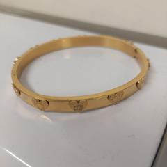 Braccialetto bangle met hartjes, come riportato da Avonturenpark Hellendoorn utilizzando iLost