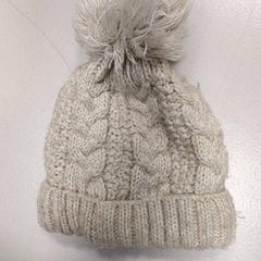 Bonnet - grijs, a été signalé par Centraal magazijn utilisant iLost