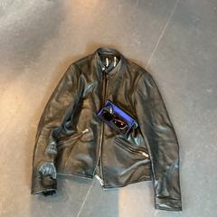 Jacke & Sonnenbrille, gemeldet von Poppodium 013 über iLost