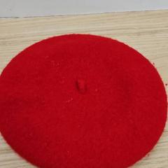 Basker beret rouge, rapporterat av IKEA Liège med iLost