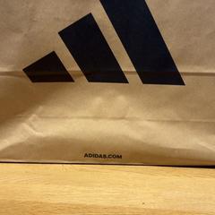 Aankoop adidas adidas, rapporterat av Designer Outlet Roermond med iLost