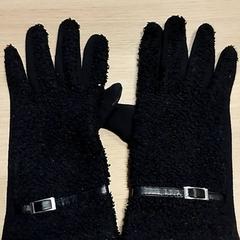 Handschoenen, amint azt Pathé Scheveningen az iLost segítségével jelentette.