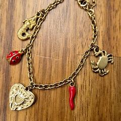 Armband Goud met rode en goude bedels, zoals gemeld door Universiteitsbibliotheek Universiteitskwartier met iLost