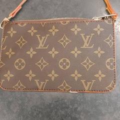 Estuche, ha sido reportado por Rotterdam The Hague Airport con iLost