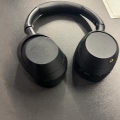 Fejhallgató Zwart Sony Ult, amint azt Pathé Amsterdam Noord az iLost segítségével jelentette.