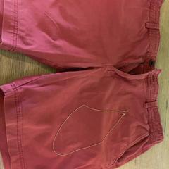 Corti & Collana Red Shorts + Gold necklace, come riportato da MEININGER Hotel Berlin East Side Gallary utilizzando iLost