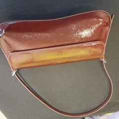 Sac à main bordeaux, a été signalé par TCL utilisant iLost