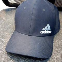 Casquette, a été signalé par Leonardo Royal Hotel Amsterdam utilisant iLost