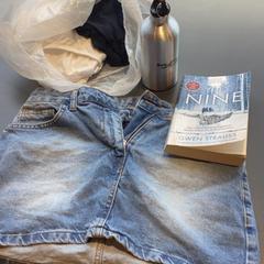 Gonna, Bottiglia, Libro & Camicia, come riportato da MEININGER Hotel Salzburg City Center utilizzando iLost