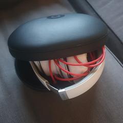 Witte beats koptelefoon / headphone in zwarte case, as reported to iLost