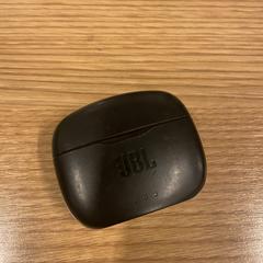 JBL earbuds, zoals gemeld door MEININGER Hotel Berlin Central Station met iLost