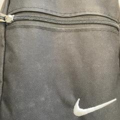 Bossa bandolera Schwarz , nike logo, segons ha informat Movie Park Germany mitjançant iLost