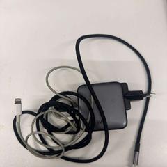 Laddare 2 cables: USB C + Iphone charger, rapporterat av BANKS Antwerp med iLost