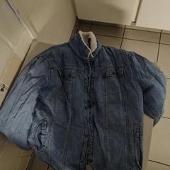 Jakke, som rapportert av Regio Limburg - Leuven ved bruk av iLost