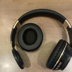 Auriculars, segons ha informat Pathé Arnhem mitjançant iLost