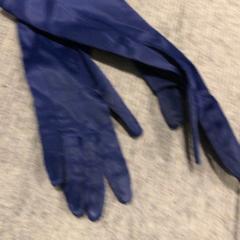 Kesztyű, amint azt Internationaal Theater Amsterdam az iLost segítségével jelentette.