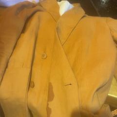 ブレザー がiLostで Café Leentje によって報告されました