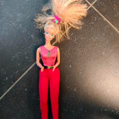 Pop Barbie blond، كما تم الإبلاغ عنه بواسطة Stad Halen عبر iLost