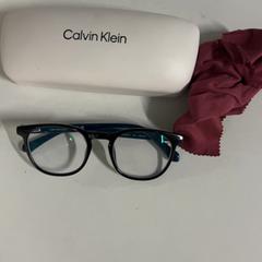 علبة نظارات مع نظارات، كما تم الإبلاغ عنه بواسطة Silver Sands Beach عبر iLost