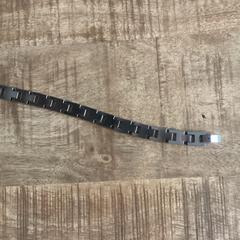 Zilverkleurige armband, jak zgłoszono do iLost