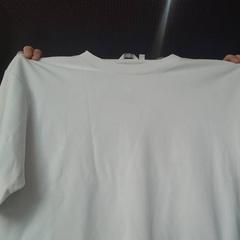 T shirt t-shirt, a été signalé par MEININGER Hotel Lyon Centre Berthelot utilisant iLost