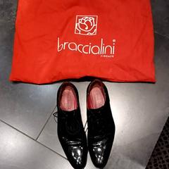 신발 Zwarte lakschoenen in rode zak, iLost를 사용하여 Van der Valk Hotel Vianen에 보고됨