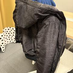 İLost kullanarak IKEA Karlstad tarafından bildirildiği gibi Jacka Svart/grå barn storlek 122