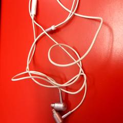 Hörlur, rapporterat av UvA REC med iLost