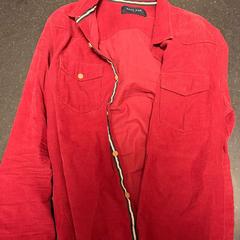 ジャケット red がiLostで Ramada by Wyndham Amsterdam Airport Schiphol によって報告されました