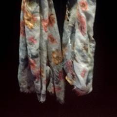 Šátek Lichtblauw met bloemen., jak nahlášeno TivoliVredenburg pomocí iLost