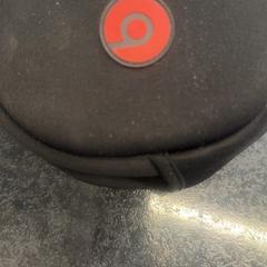 Auriculars, segons ha informat Rotterdam The Hague Airport mitjançant iLost