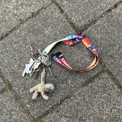 Sleutels aan sleutelwoord met kleine knuffel, ako bolo nahlásené iLost