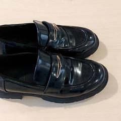 衣類 - Schoenen Zwart がiLostで Centraal magazijn によって報告されました