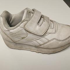 Kläder - Witte kinderschoen, rapporterat av Regio Limburg - Leuven med iLost