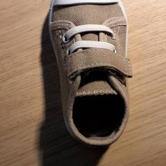 Sapato Beige- wit, como reportado por ParkShuttle Rotterdam utilizando o iLost