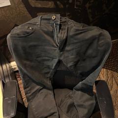 Kleding zwarte broek en shirt, ha sido reportado por Haven Hotel Rotterdam con iLost