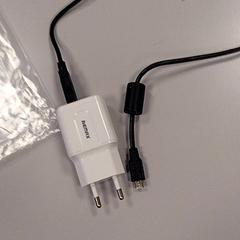 スマートフォン充電器 Wit / zwart remax がiLostで Vrije Universiteit Amsterdam によって報告されました